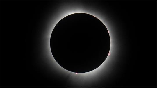Bei einer totalen Sonnenfinsternis verdeckt der Mond komplett die Sonne und der Tag wird für kurze Zeit zur Nacht. (Archivbild)