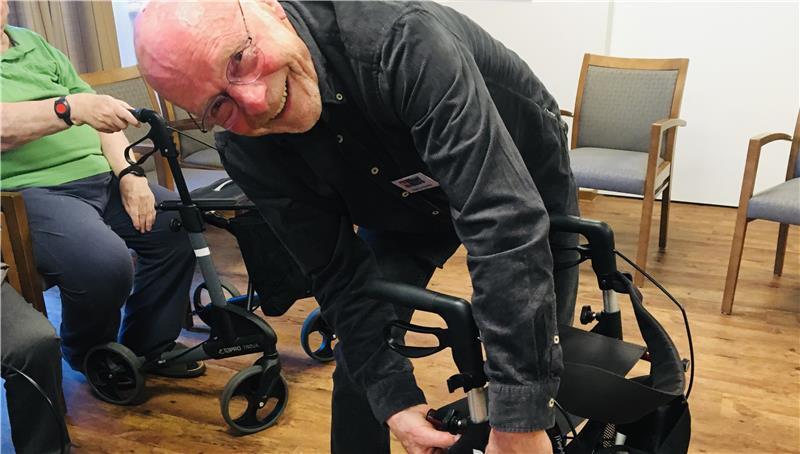 „Habe ich bestanden?“: Senioren in Apensen machen Rollator-Führerschein Bei einigen Rollatoren muss Siegfried Häußler nachjustieren.