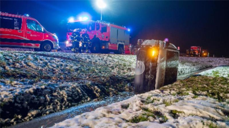 Milchlaster prallt gegen Bäume – Transporter stürzt in Graben Bei eisigen Temperaturen war in Hamburg der Kleintransporter von einer Straße abgekommen und in einem Wassergraben liegengeblieben.
