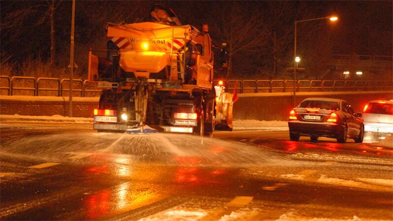 Sie sind bei Glätte und Schneefall fast rund um die Uhr im Einsatz Bei extremem Schneefall sind die Streufahrzeuge teilweise sogar 24 Stunden im Einsatz.