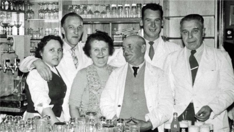 Bei größeren Festlichkeiten bedienten auch die Leute aus dem Dorf die Gäste. Unser Bild aus den 1950er Jahren zeigt von links Anna Bippus, Hinrich Hölljes, Wirtin „Tante Meta“ Blendermann, Johann Wesemann, Jonny Ohlsen und Walter Sasse.