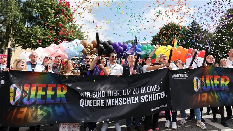 Rekord: 260.000 Menschen feiern bei CSD in Hamburg Bei gutem Wetter gingen Zehntausende in Hamburg für mehr Schutz queerer Menschen auf die Straße.