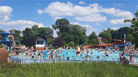 Bei gutem Wetter ist besonders der Nichtschwimmerbereich gut gefüllt. Aber für Schwimmer und Turmspringer - bis zum Fünf-Meter-Turm hinauf - gibt es genug Ausweichmöglichkeiten.