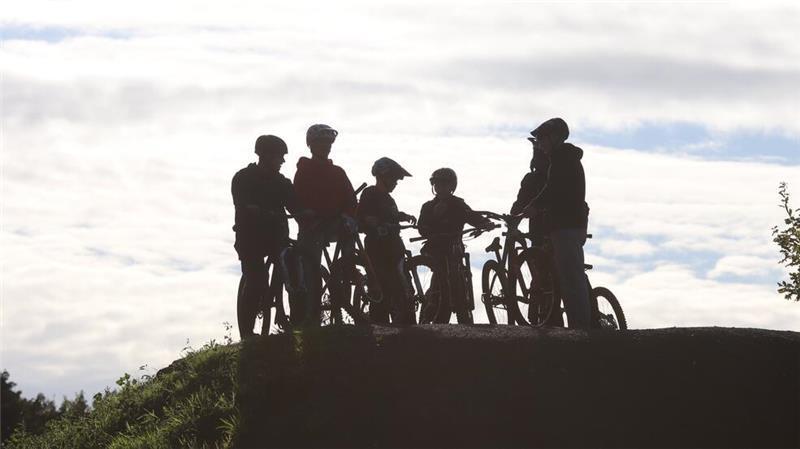 Bei gutem Wetter wird der Stader Dirtpark von Kindern und Jugendlichen gut genutzt. Sie haben beim Bau geholfen und bessern auch die Strecken aus.