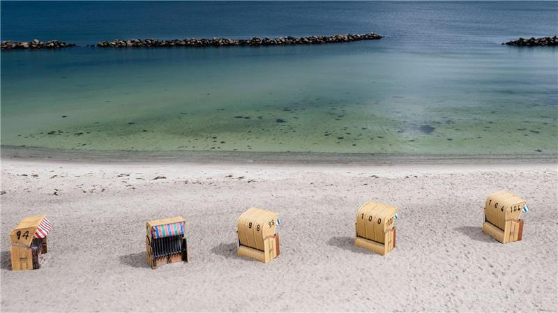 Bei gutem Wetter zieht es viele Urlauber an die Küsten von Nordsee und Ostsee in Schleswig-Holstein.