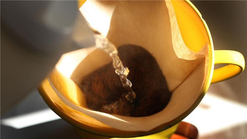 Bei handgebrühtem Kaffee kann man die Stärke selbst beeinflussen. (Archivbild)
