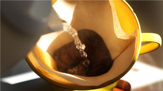 Bei handgebrühtem Kaffee kann man die Stärke selbst beeinflussen. (Archivbild)
