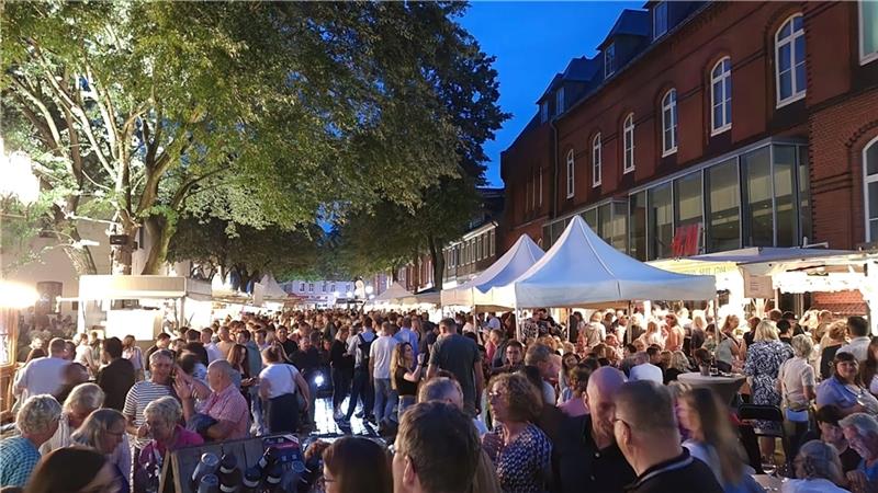 Diese Weine trinken die Stader besonders gern Bei heißen Nächten war das viertägige Winzerfest auf dem Pferdemarkt in Stade ein Eldorado für alle Weinkenner, und solche, die es noch werden wollten. Foto: Strüning
