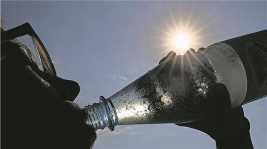 Bei hohen Temperaturen müssen vor allem Senioren regelmäßig und ausreichend trinken.