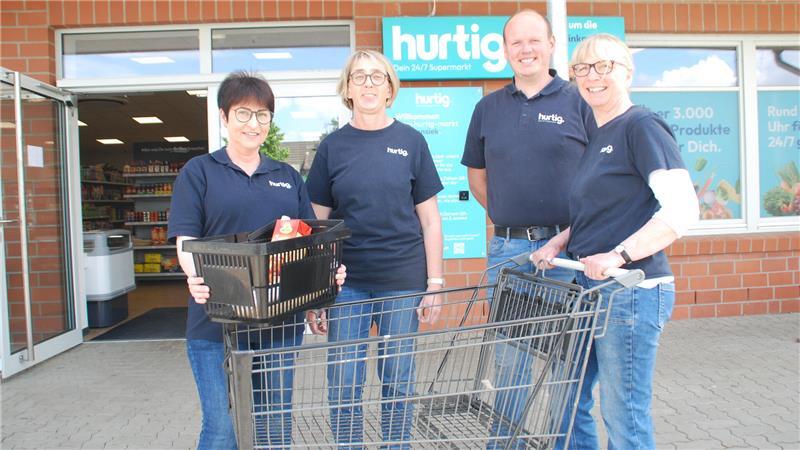 Bei ihnen kann man jeden Tag rund um die Uhr einkaufen (von links): Stefanie Brodmeier, Angela Rathjen, Jannik Kemena und Regina Tille.
