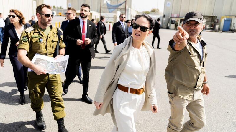 Baerbock will stockende Hilfslieferungen nach Gaza ankurbeln Bei ihrem Besuch in Israel schaut sich Annalena Baerbock die Abfertigung von Hilfsgütern am Grenzübergang Kerem Schalom im Süden des Landes an.