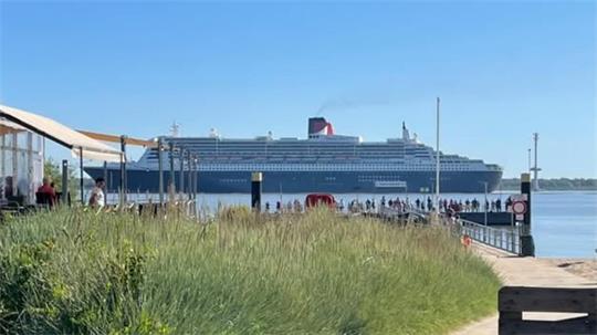 Bei ihren vorangegangenen Fahrten nach Hamburg wurde die „Queen Mary 2“ unter anderem vom Anleger auf Krautsand aus bestaunt (Archivbild).