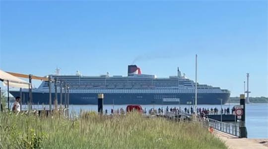 Bei ihren vorangegangenen Fahrten nach Hamburg wurde die „Queen Mary 2“ unter anderem vom Anleger auf Krautsand aus bestaunt (Archivbild).