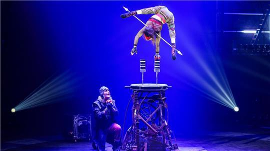 Bei ihrer Darbietung balanciert Silke Pan auf Handstandstützen - und steigt mit den Klötzen immer weiter in die Höhe.