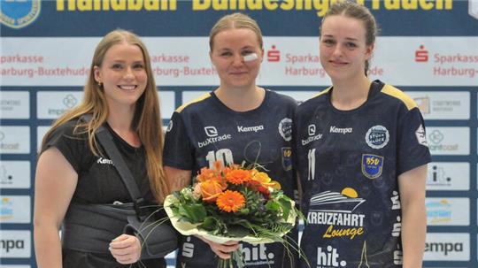 Bei ihrer Verabschiedung konnte Maxi Mühlner, hier mit Charlotte Kähr (links) und Isabelle Dölle, schon wieder lächeln.