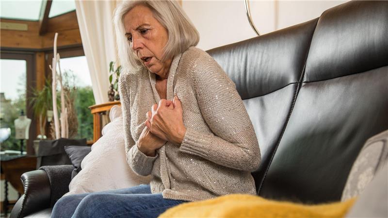 Bei kalter Außentemperatur können sich die Herzkranzgefäße verengen und das Herz muss gegen einen größeren Widerstand anpumpen.