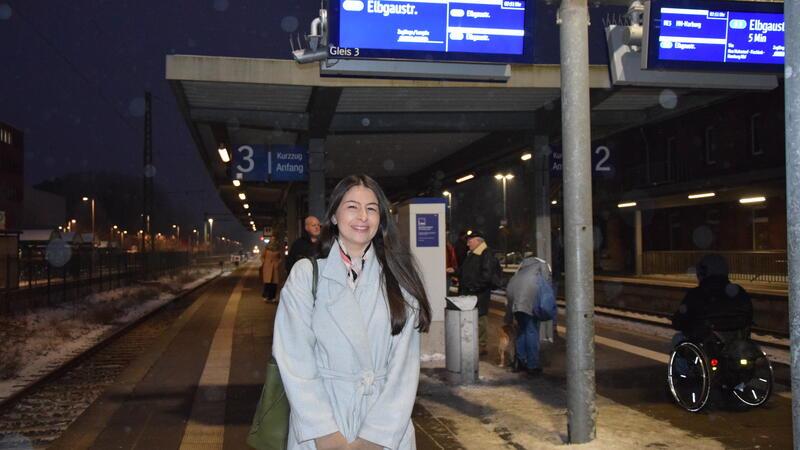 Bei leichtem Schneeregen und frostigen minus sechs Grad wartet die Studentin Maria Cura auf den Zug. Den Notfahrplan hätte die S-Bahn Hamburg früher veröffentlichen sollen, sagt sie.