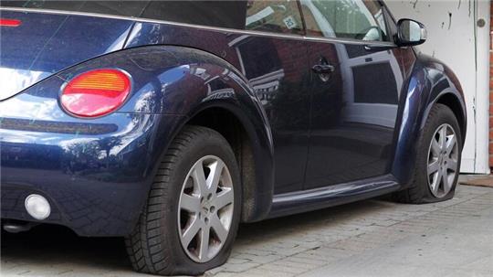 Bei mehreren Autos in Buxtehude wurden in der Nacht vom 25. auf den 26. Oktober die Reifen zerstochen. Symbolfoto: dpa