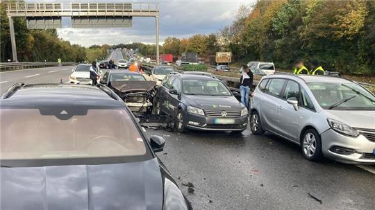 Bei mehreren Massenkarambolagen auf der Autobahn nahe Heilbronn sind am Freitagnachmittag Dutzende Fahrzeuge an insgesamt 17 verschiedenen Unfallstellen aufeinandergefahren.