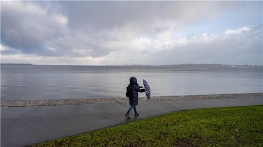 Bei milden Temperaturen zeigt sich das Wetter wechselhaft. (Archivfoto)