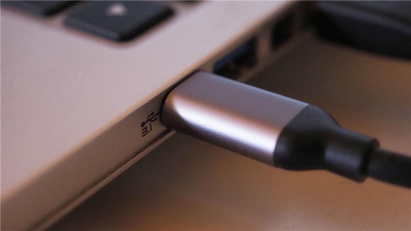 Bei neuen Laptops muss künftig in der EU ein USB-C-Kabel zum Aufladen anschließbar sein.
