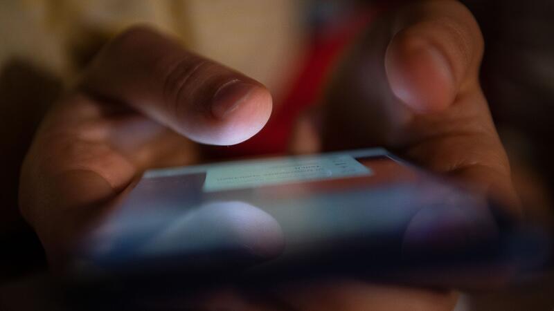 Kurze Digital-Detox-Phasen bringen keine deutlichen Vorteile Bei nur einigen Tagen ohne die Nutzung von Social Media halten sich positive und negative Auswirkungen laut einer Studie eher die Waage.