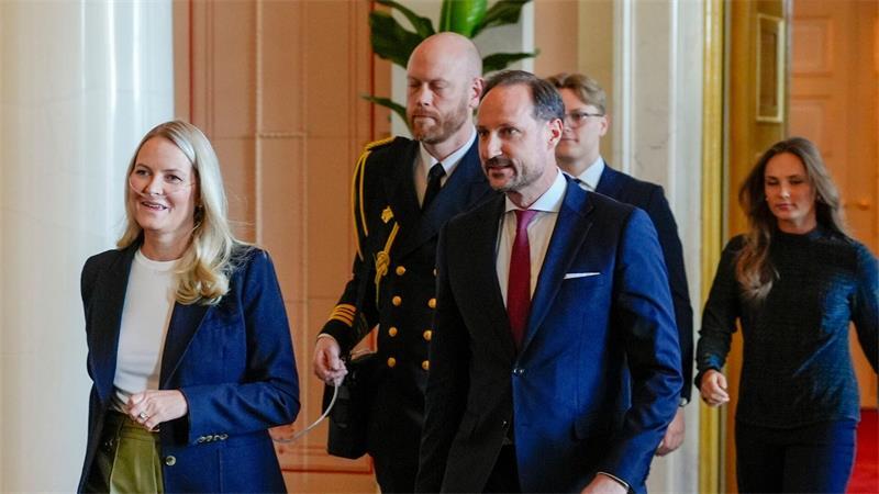 Bei öffentlichen Terminen sah man Mette-Marit (links) im Frühjahr manchmal mit Sauerstoffgerät. Die Kronprinzessin leidet an einer schweren Lungenkrankheit. (Archivbild)