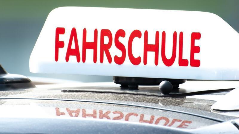 Bei rund 20 Fahrschulen in Hamburg ist die Zahl der Anmeldungen nach der Ankündigung einer Führerscheinreform um circa 50 Prozent gesunken. (Symbolbild)