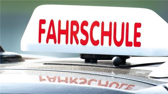 Bei rund 20 Fahrschulen in Hamburg ist die Zahl der Anmeldungen nach der Ankündigung einer Führerscheinreform um circa 50 Prozent gesunken. (Symbolbild)