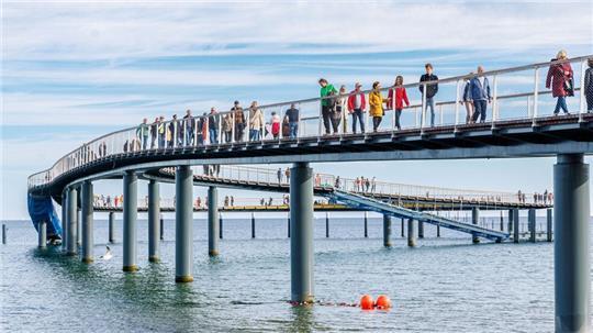 Bei schönem Herbstwetter zieht es immer viele Menschen an den Ostseestrand.