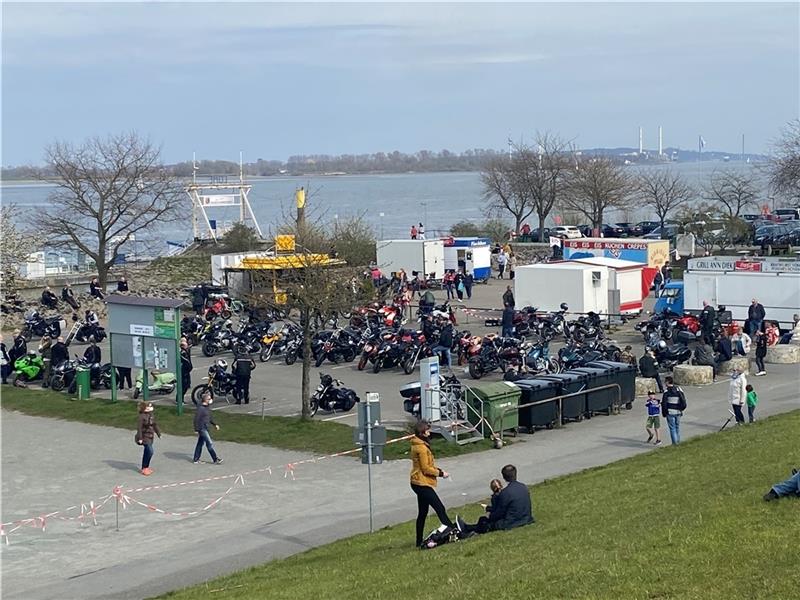 Bei schönem Wetter ist viel los am Lühe-Anleger. Auch die nahegelegenen Toiletten sollen bald im neuen Glanz erstrahlen. Archivfoto: Stephan