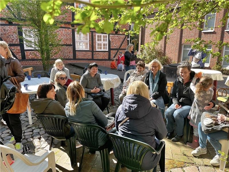 Bei schönem Wetter sitzen die Frauen aus der Ukraine im Begegnungscafé Xenia draußen vor dem Stader Frauen- und Mütterzentrum. Engagierte Ehrenamtliche und professionelle Beraterinnen der Awo sind dabei. Fotos: Richter