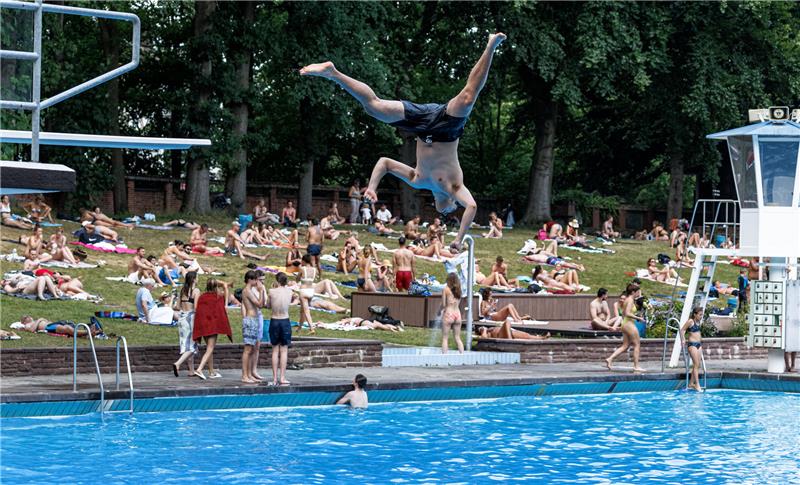 Bäderland startet eine Art „Freibad-Ampel“ auf seiner Internetseite Bei schwülen 31 Grad Lufttemperatur geniessen die Besucher die Abkühlung im Kaifu-Freibad. Foto: Markus Scholz/dpa