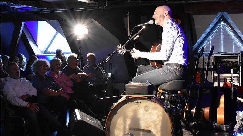 Bei seinem Auftritt im Schwedenspeicher begeistert Jon Olsen Flemming mit einer beflügelnden Mischung aus melancholisch-nachdenklicher Musik und heiter-humoristischen Zwischentönen.