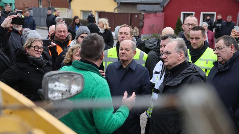 Scholz erneut im Hochwassergebiet: Kritik von Anwohnern Bei seinem Besuch in Sangerhausen ist Kanzler Scholz teilweise unfreundlich empfangen worden. Hier zusammen Ministerpräsident Reiner Haseloff und Bundesumweltministerin Steffi Lemke.