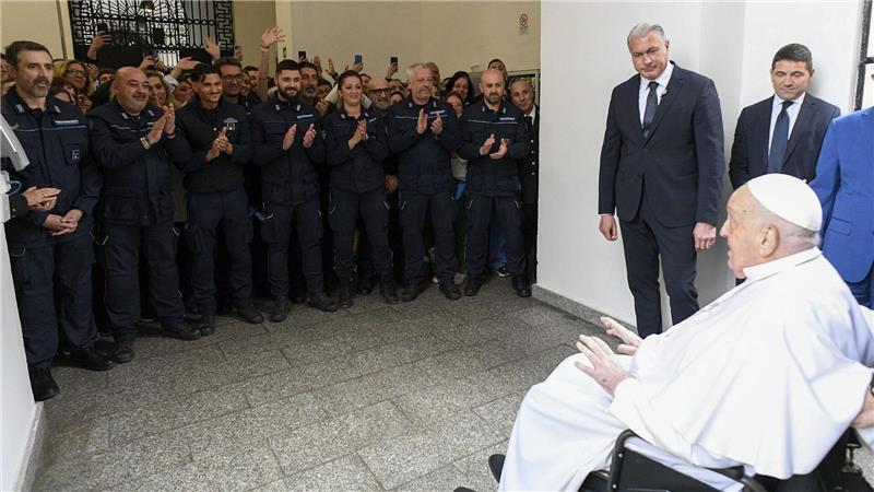 Bei seinem Besuch in einem Gefängnis am Gründonnerstag wurde der Papst mit Applaus begrüßt.