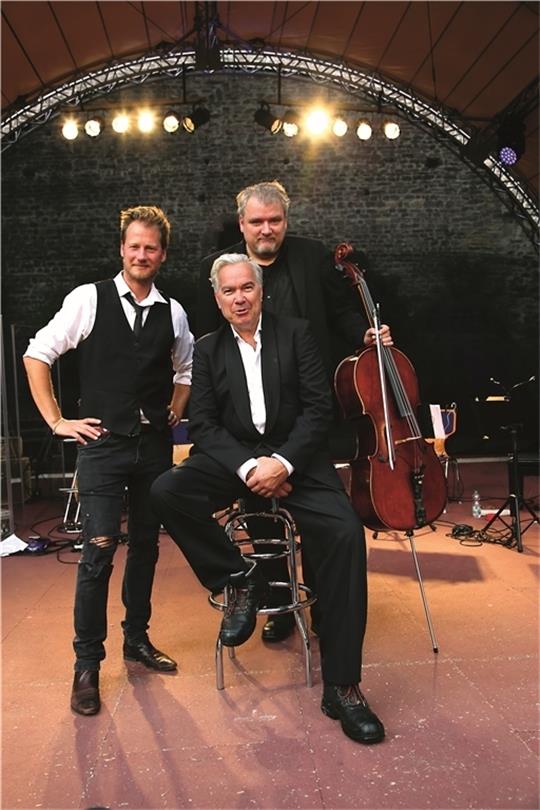 Bei seinem Borchert-Abend wird Stefan Gwildis (Mitte) wieder von den Musikern Tobi Neumann (links) und Hagen Kuhr begleitet . Foto: Heimat 2050
