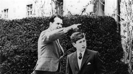 Bei seinem Einzug in die Schule von Gordonstoun zeigt der leitende Direktor Iain Tennant (r) dem Kronprinzen Prinz Charles (l) die Räume, in denen dessen Vater Prinz Philip, der Herzog von Edinburgh, seine Schulzeit verbracht hat.