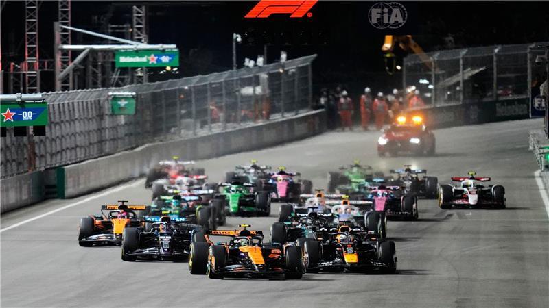 Bei seinem Manöver gegen Max Verstappen (vorne rechts) verzockt sich Lando Norris (vorne rechts)