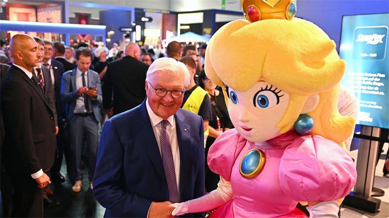 Steinmeier warnt vor Schattenseiten des Gamings Bei seinem Messerundgang traf Steinmeier eine Figur aus dem Super-Mario-Kosmos: Prinzessin Peach.