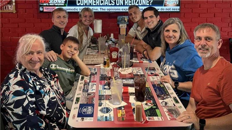 Hochzeitsgeschenk: Knochenmarkspender Sebastian überrascht Überlebenden Bei seinem Überraschungsbesuch in Michigan wurde Sebastian Zehmke-Marahrens von der großen Familie des geretteten Travis Wiersma empfangen.