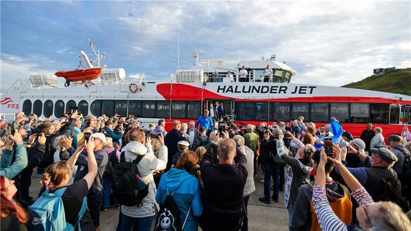 Söder auf Reisen - Ein Bayer auf Helgoland Bei seiner Ankunft auf Helgoland nahm CSU-Chef Markus Söder ein Bad in der Menge.