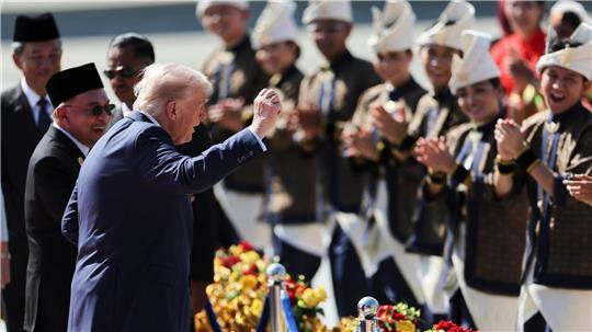 Bilder des Tages Bei seiner Ankunft in Malaysia tanzt US-Präsident Donald Trump-
