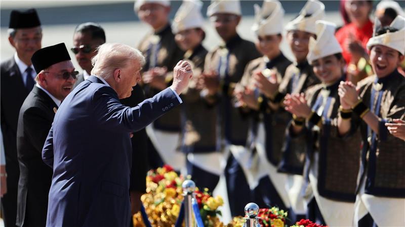 Bilder des Tages Bei seiner Ankunft in Malaysia tanzt US-Präsident Donald Trump-