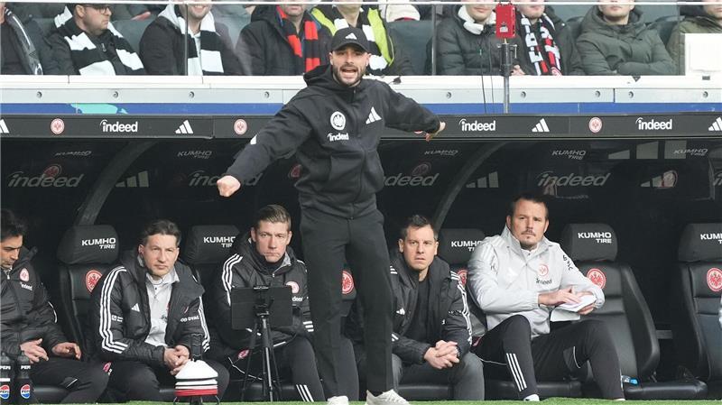 Bei seiner Bundesliga-Premiere engagiert unterwegs: Frankfurts Interimstrainer Dennis Schmitt.
