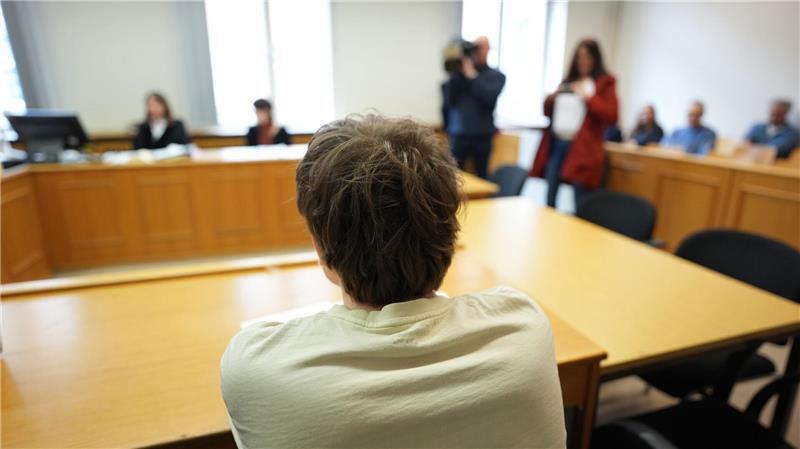 Bei seiner Erklärung brach der 21-jährige Angeklagte in Tränen aus.