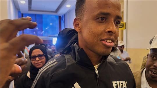 Bei seiner Rückkehr nach Somalia wurde Referee Omar Artan gefeiert.