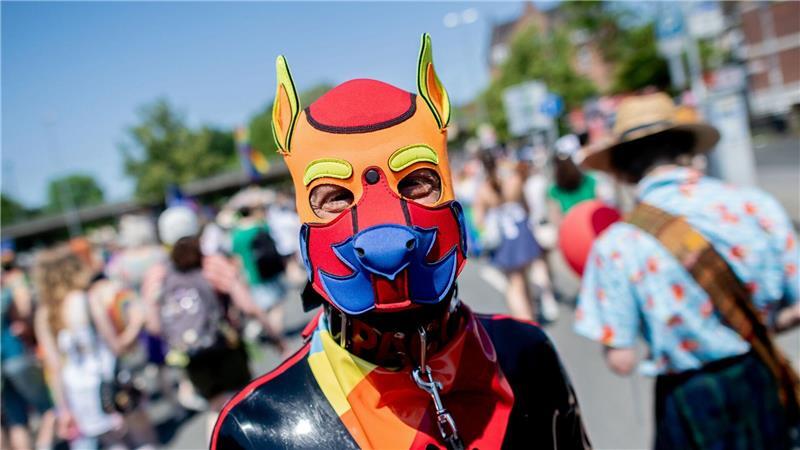 Mehrere Tausend Menschen beim CSD in Oldenburg Bei sommerlichen Temperaturen demonstrieren viele in Verkleidung auf dem CSD in Oldenburg.