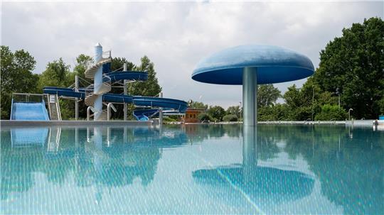 Bei sommerlichen Temperaturen kommen mehrere Menschen bei Badeunfällen ums Leben. (Archivbild)