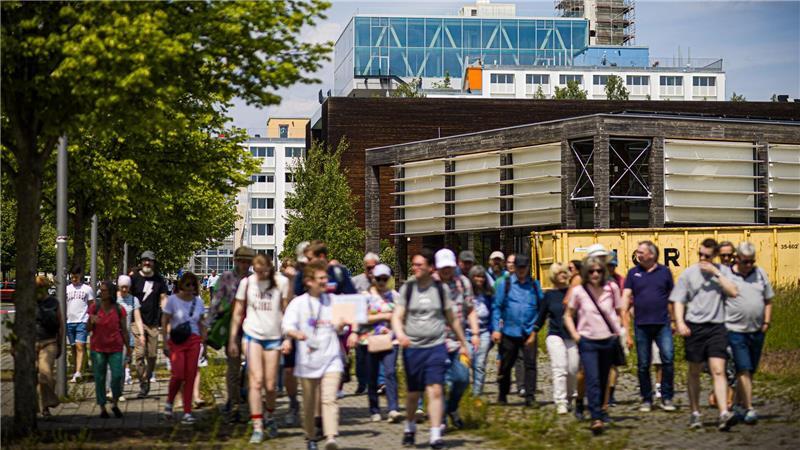 Bei sonnigem Wetter öffnen die früheren Expo-Pavillons ihre Türen für die Besucher.